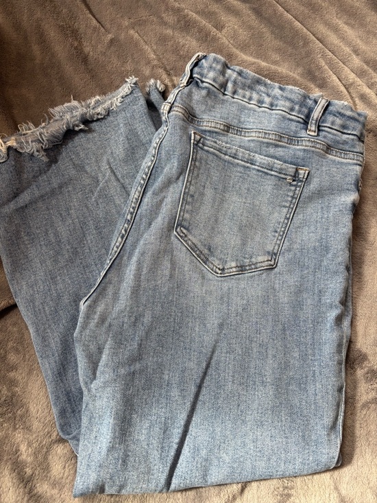 Mica Denim - Mica Light Wash Frayed Hem Cropped Jeans